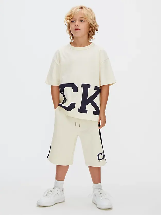 CK · VARSITY RELAXES SHORT · לבן