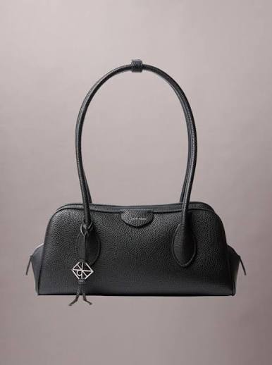 CK · EMBLEM TRIO PEBBLE SHOULDER BAG · שחור