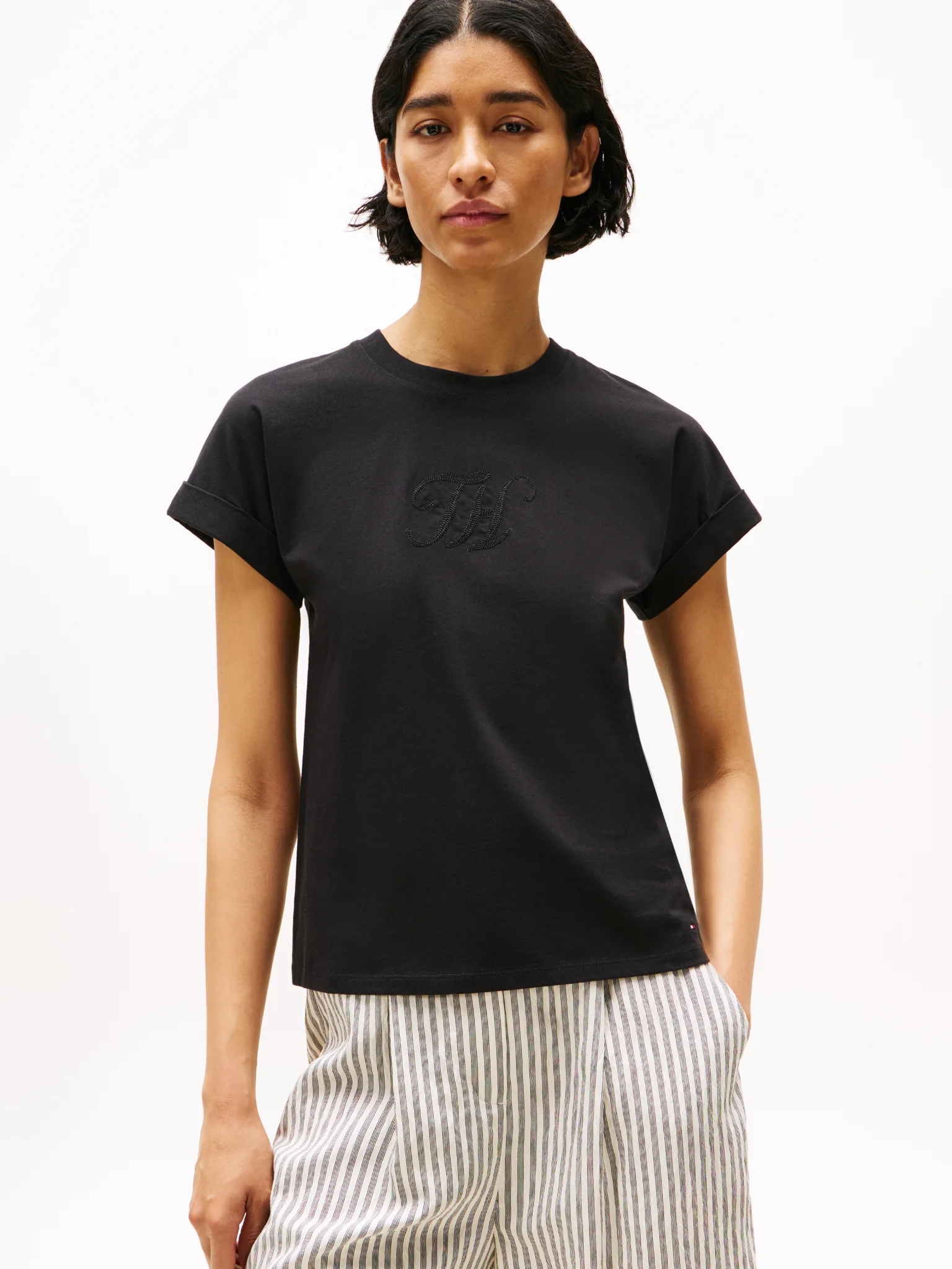 TOMMY · טישירט שרוול קצר FLORAL SCRIPT MDRN C-NK SS TEE · שחור — Hawaii