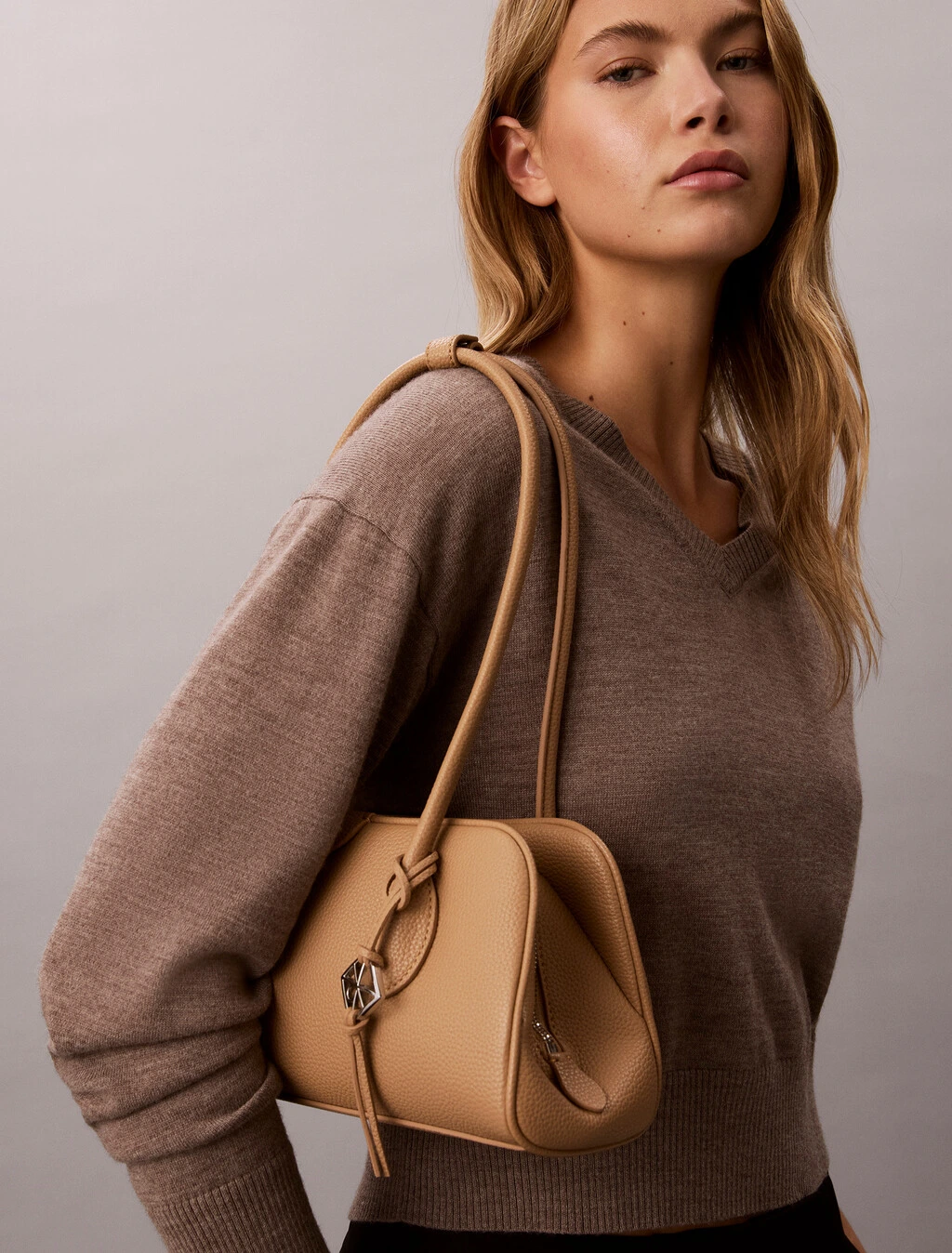 CK · EMBLEM TRIO PEBBLE SHOULDER BAG · ביג'